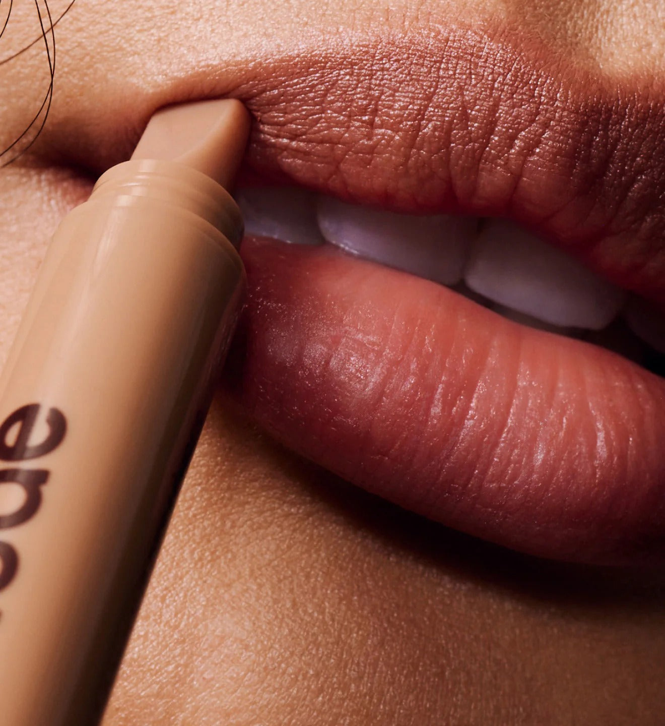 The contouring lip shape